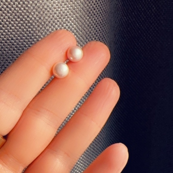 Sterling Silver Freshwater Pearl Stud Earrings Light Purple 7mm - Picture 7 of 10